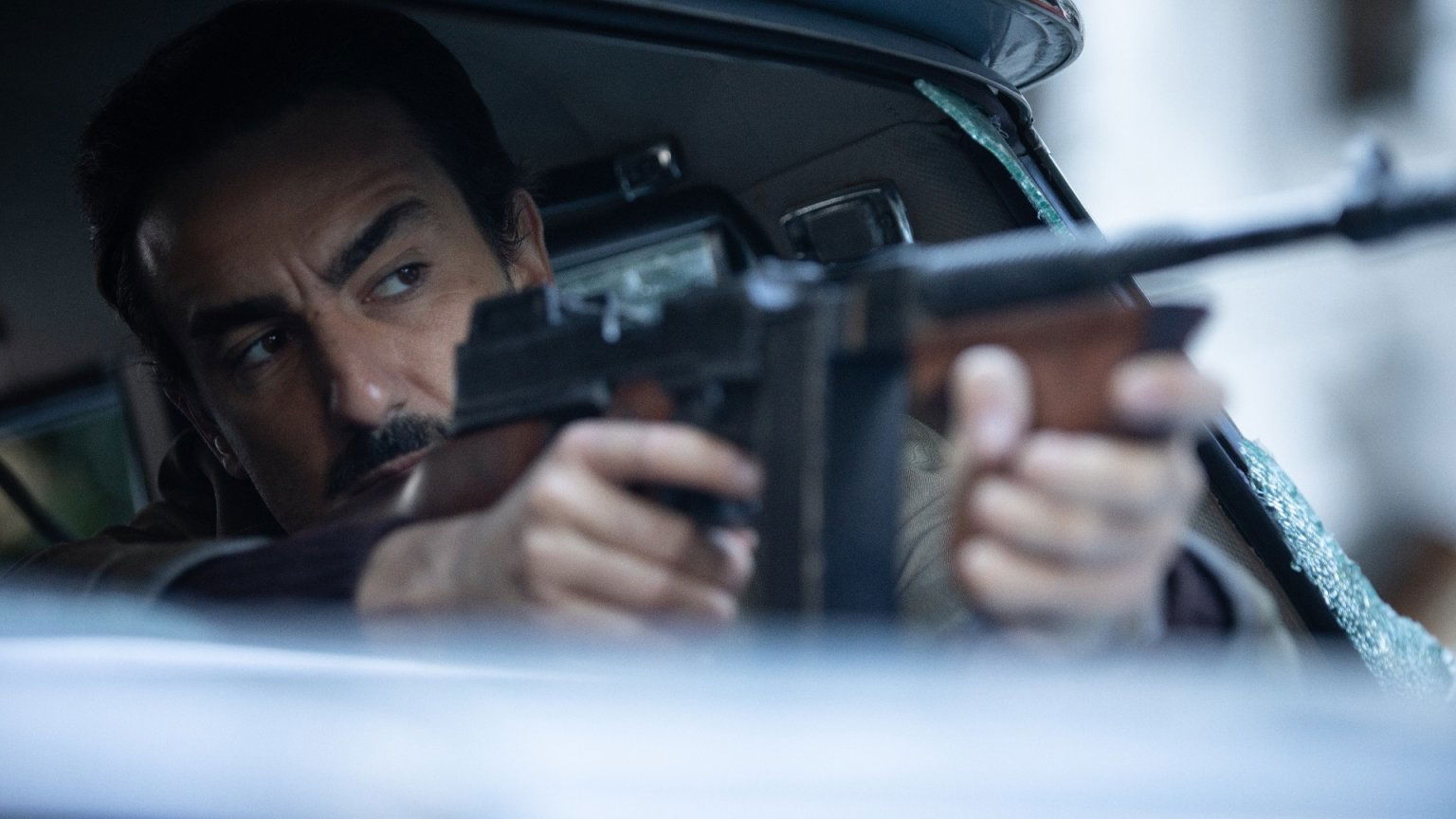 Getalenteerde vervalser richt zich op één van 's werelds grootste banken in Spaanse Netflix-trailer