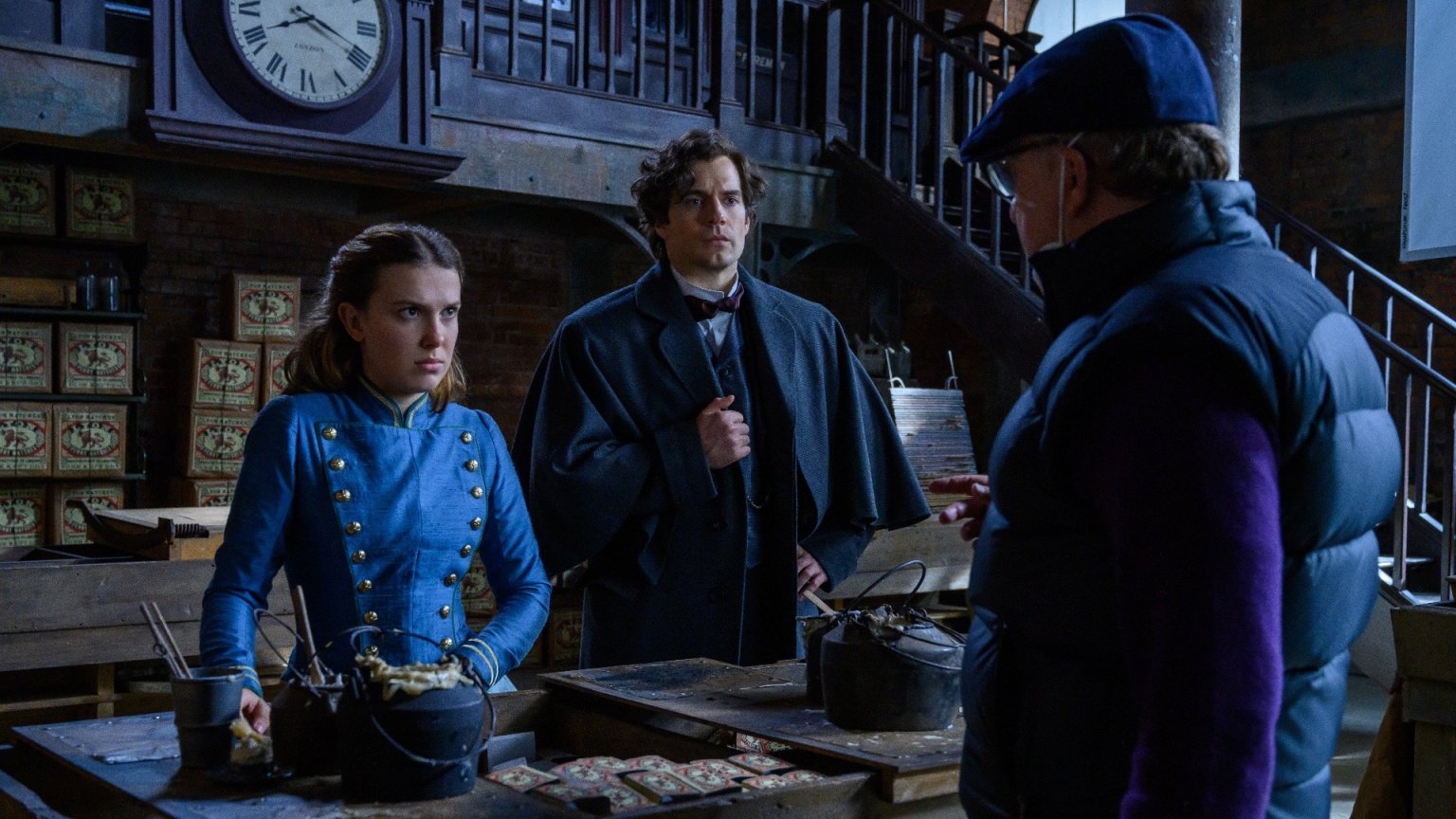 Netflix onthult Millie Bobby Browns grappigste bloopers uit 'Enola Holmes 2'
