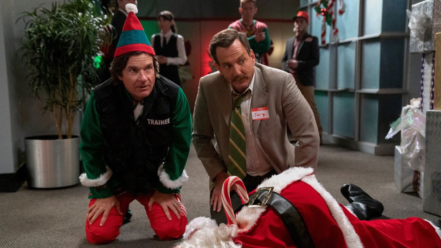 Moord op Kerstman wordt onderzocht in kerstspecial Netflix-komedieserie 'Murderville', trailer nu te zien