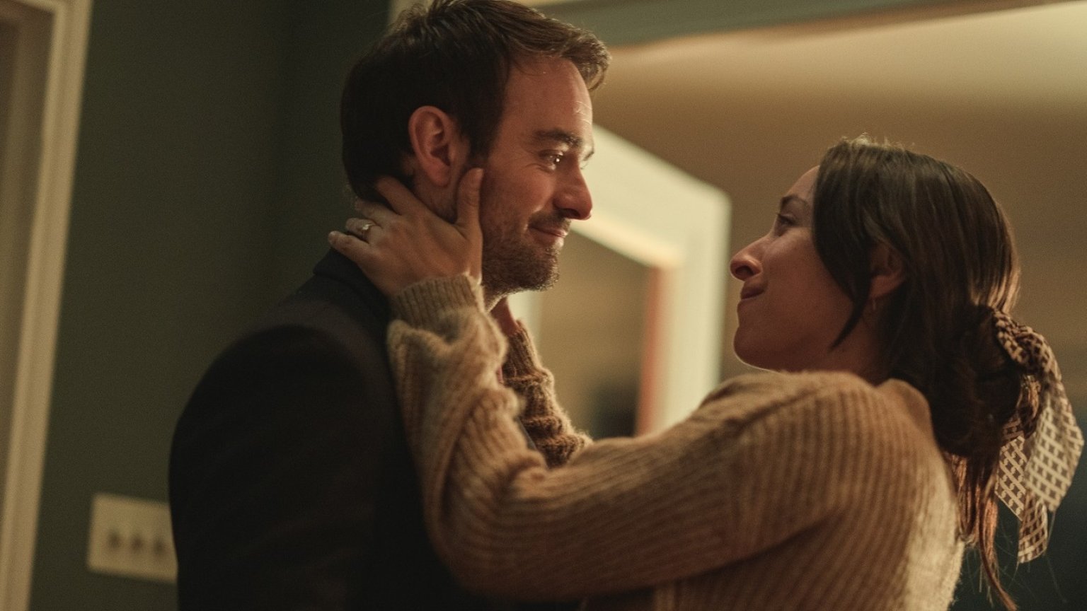 'Daredevil'-ster Charlie Cox schittert op eerste beelden van nieuwe Netflix-thrillerserie