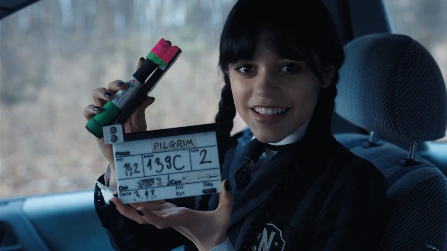 Jenna Ortega kan haar lach niet inhouden in 'Wednesday'-bloopervideo