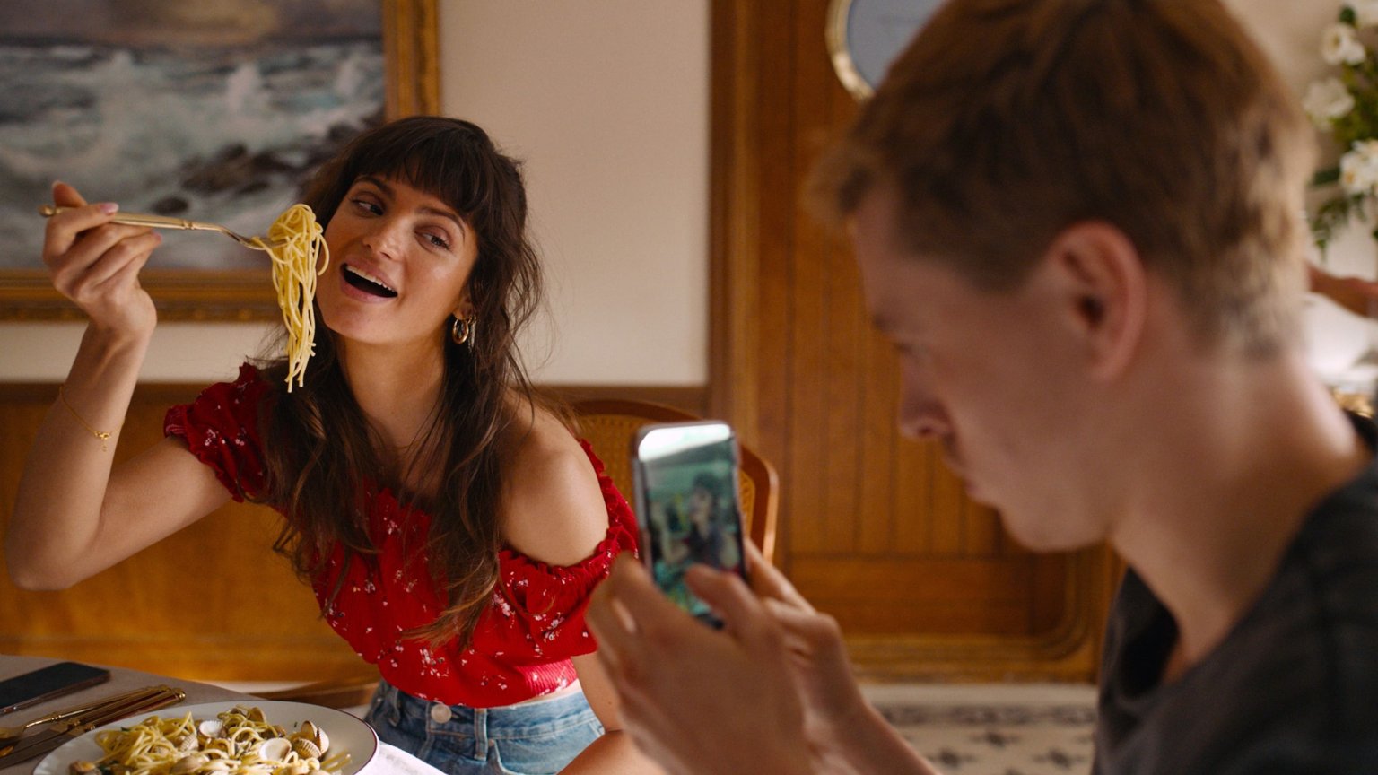 Laatste film van plots overleden actrice Charlbi Dean vanaf vandaag te zien