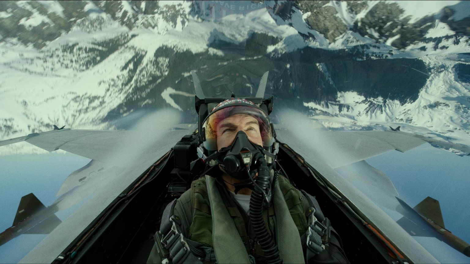 Tom Cruise bedankt 'Top Gun: Maverick'-fans terwijl hij uit een vliegtuig springt