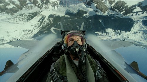 Tom Cruise bedankt 'Top Gun: Maverick'-fans terwijl hij uit een vliegtuig springt