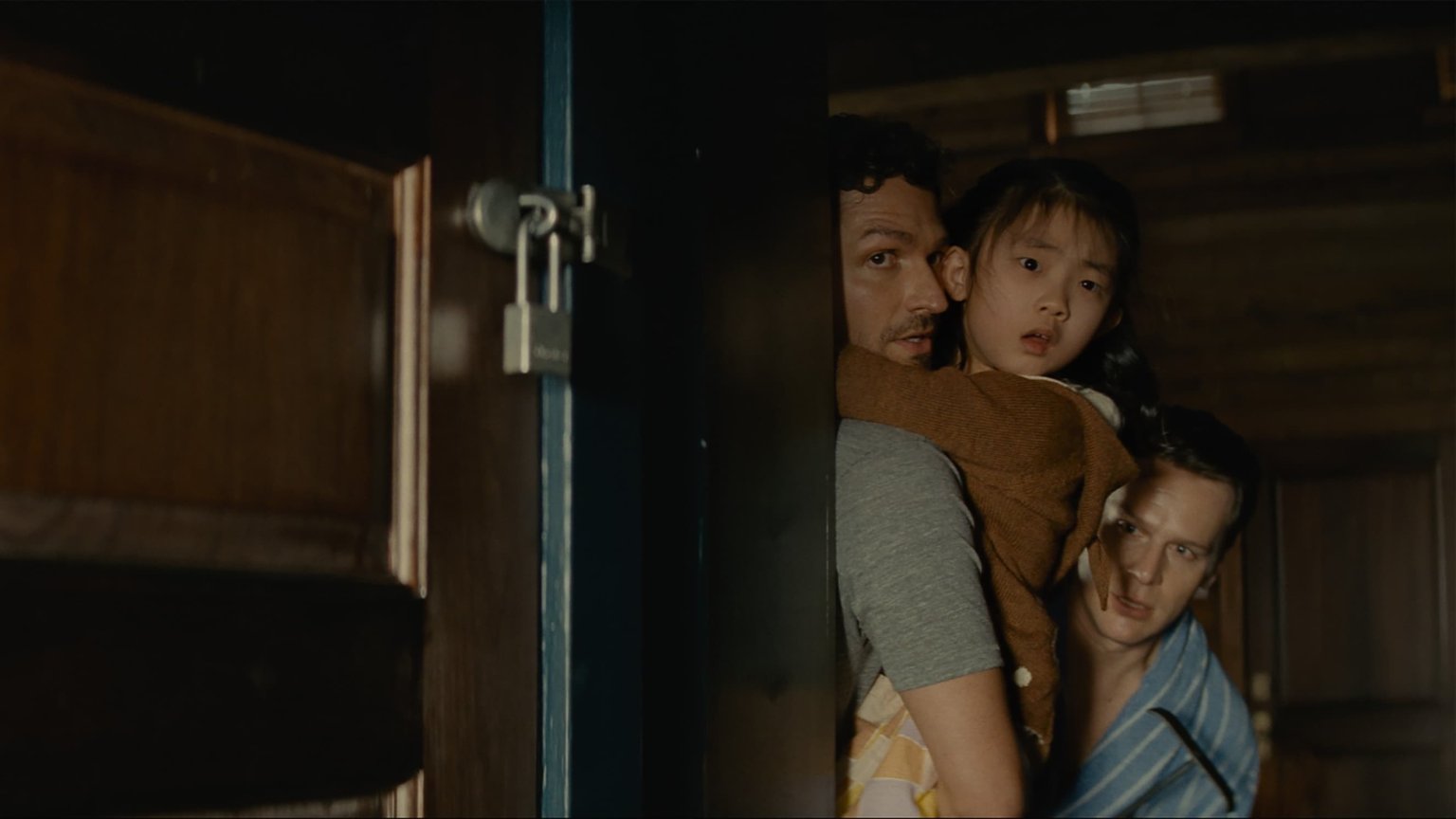 Gezin staat voor een onmogelijke keuze in nieuwe trailer van M. Night Shyamalans volgende film