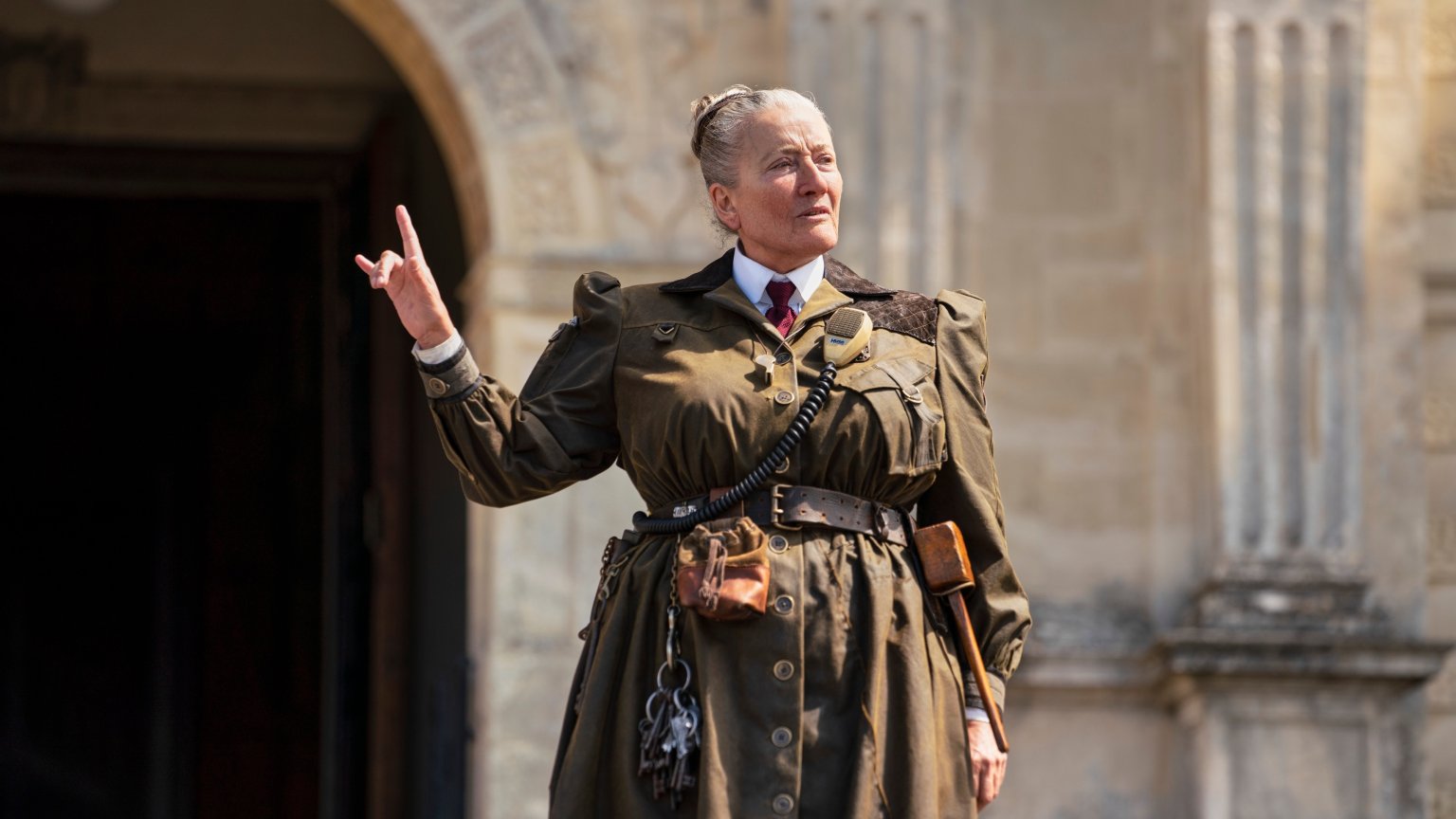 Emma Thompson werd geacht met een botbreuk stunts uit te voeren voor 'Roald Dahl's Matilda The Musical'