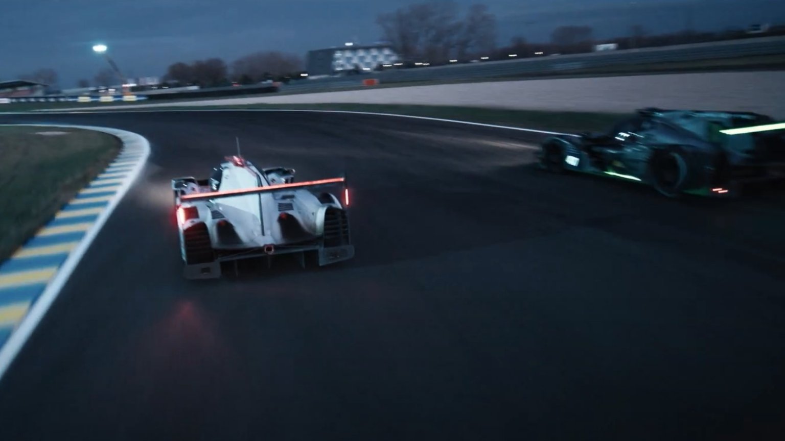 Eerste beelden van gameverfilming 'Gran Turismo' met Orlando Bloom nu te zien