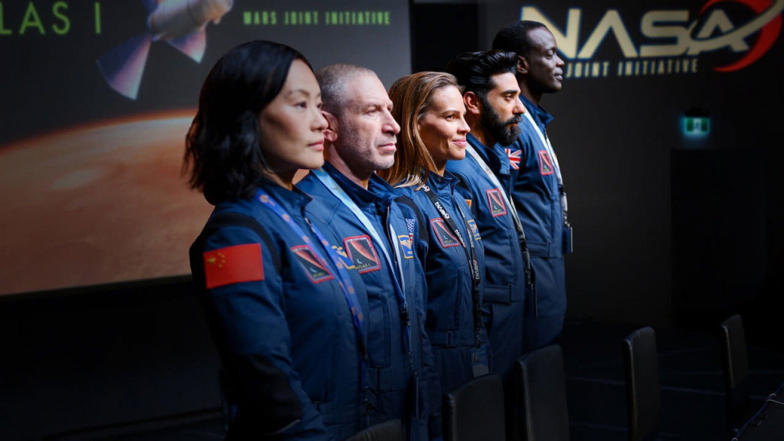 Netflix deelt trailer van ruimteserie 'Away' met Hilary Swank