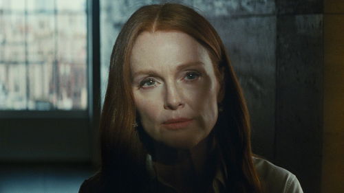 Julianne Moore voor het eerst in 15 jaar te zien met wapen in 'Sharper'