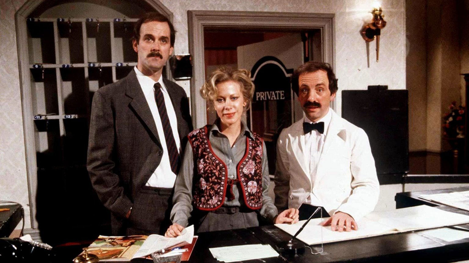 'Fawtly Towers' krijgt na ruim 40 jaar een vervolg met John Cleese en zijn dochter