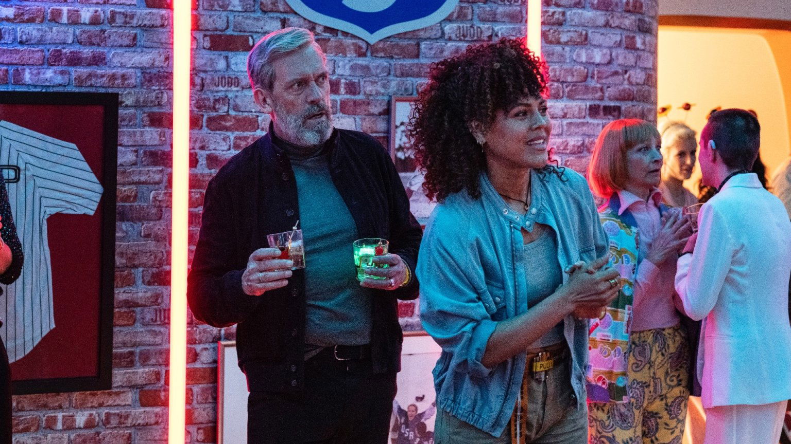 HBO-Max cancelt komedieserie met Hugh Laurie in hoofdrol