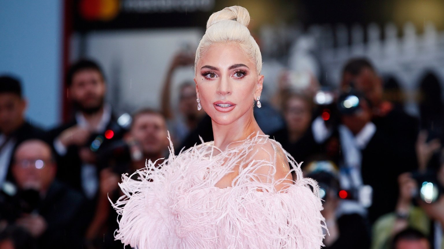 Lady Gaga voor het eerst te zien als Harley Quinn op nieuw beeld van 'Joker'-vervolg