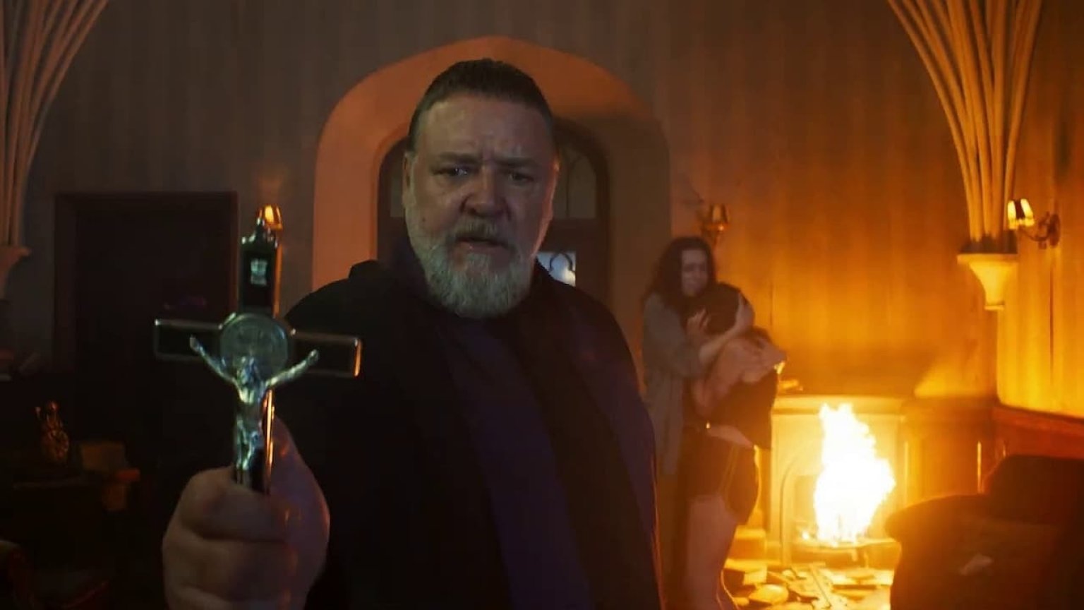 'The Pope's Exorcist' trailer: Russell Crowe strijdt tegen duivelse demonen in nieuwe horrorfilm