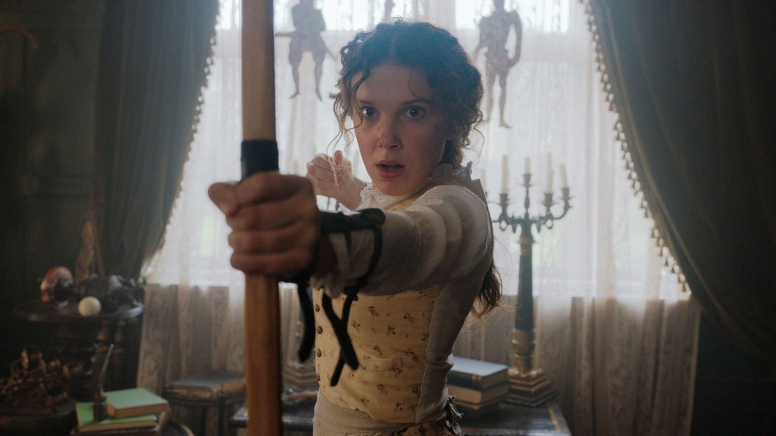 Henry Cavill deelt teaser van 'Enola Holmes' op Instagram