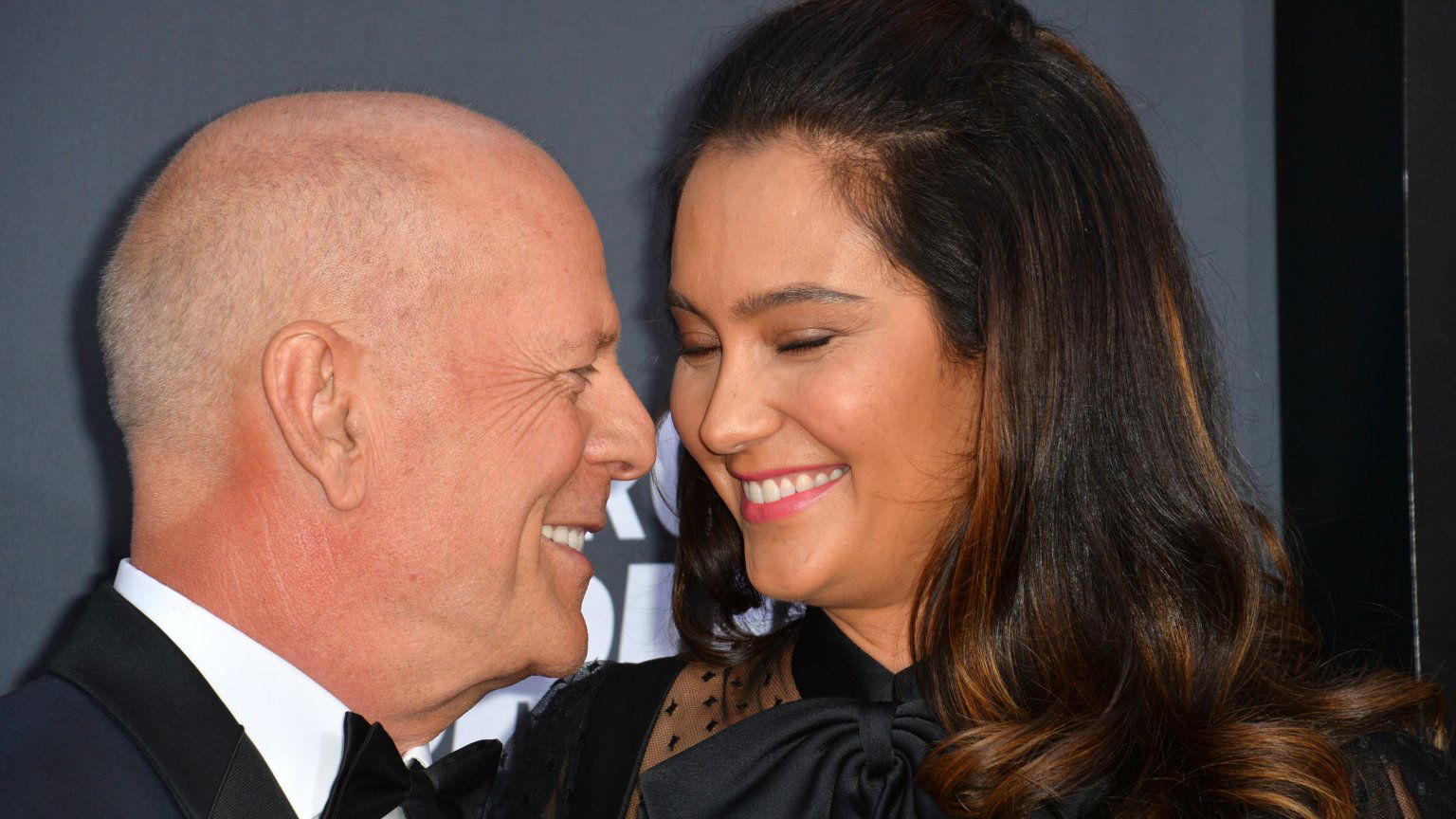 Vrouw van Bruce Willis doet oproep: 'Stop met schreeuwen naar mijn man'