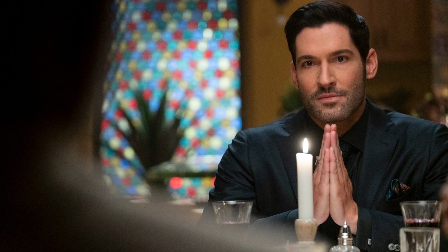 Meeslepende Netflix-serie met Tom Ellis scoort nog steeds goed: 'Al 4 keer opnieuw gekeken'