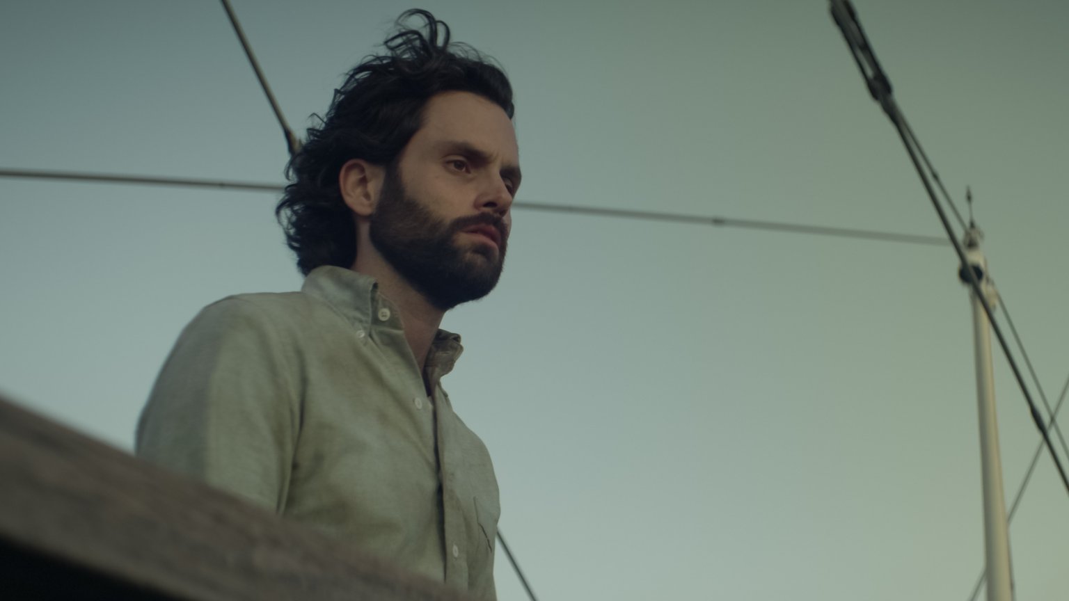 'You'-ster Penn Badgley reageert op slottwist seizoen 4 en blikt vooruit