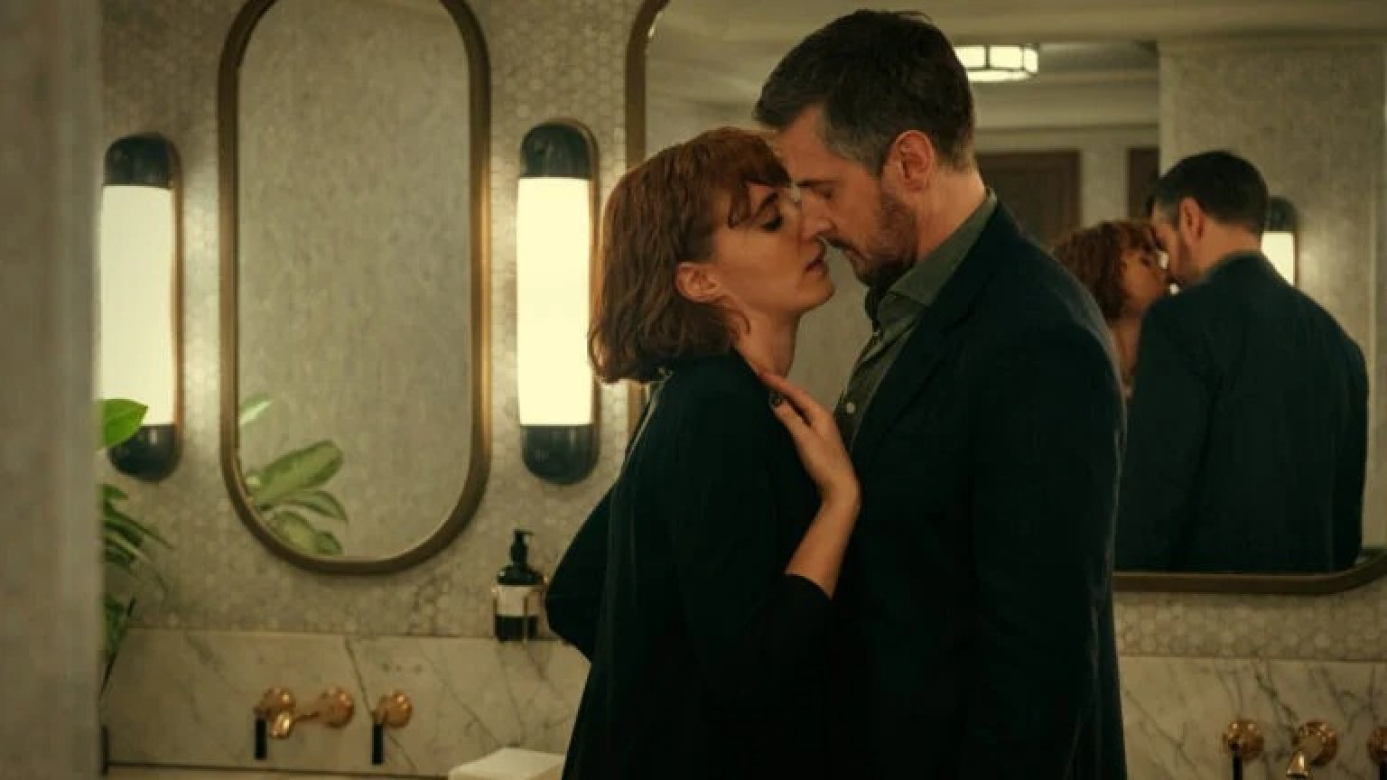 Erotische miniserie met Richard Armitage heeft releasedatum te pakken op Netflix
