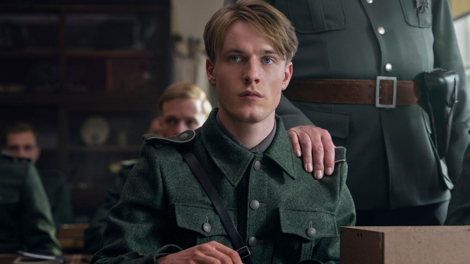 Oorlogsserie van 'Peaky Blinders'-maker heeft releasedatum op Netflix, eerste beelden nu te zien