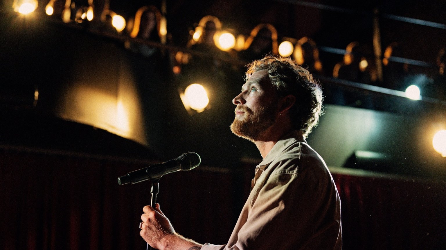 Zanger Christopher toont prachtige stem in nieuwe beelden van Netflix-film 'A Beautiful Life'