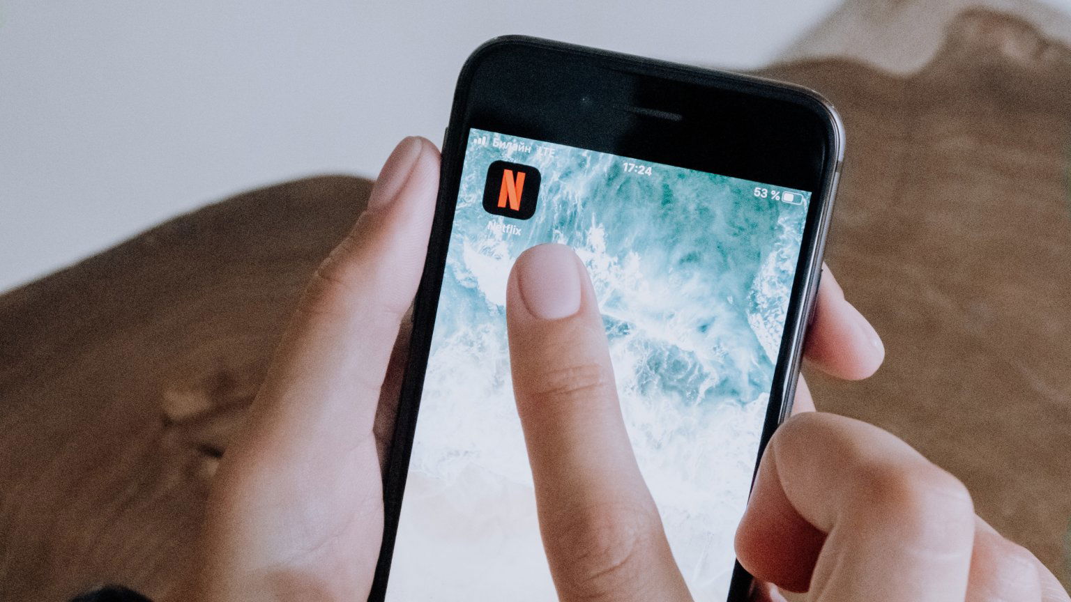 Netflix gaat opnieuw flink bezuinigen