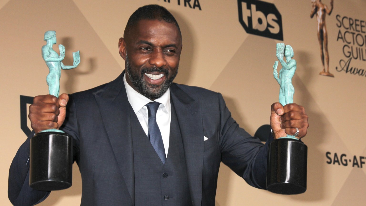 Idris Elba gaat een mensenrechtenactivist spelen in actiethriller over gevaarlijke reddingsactie