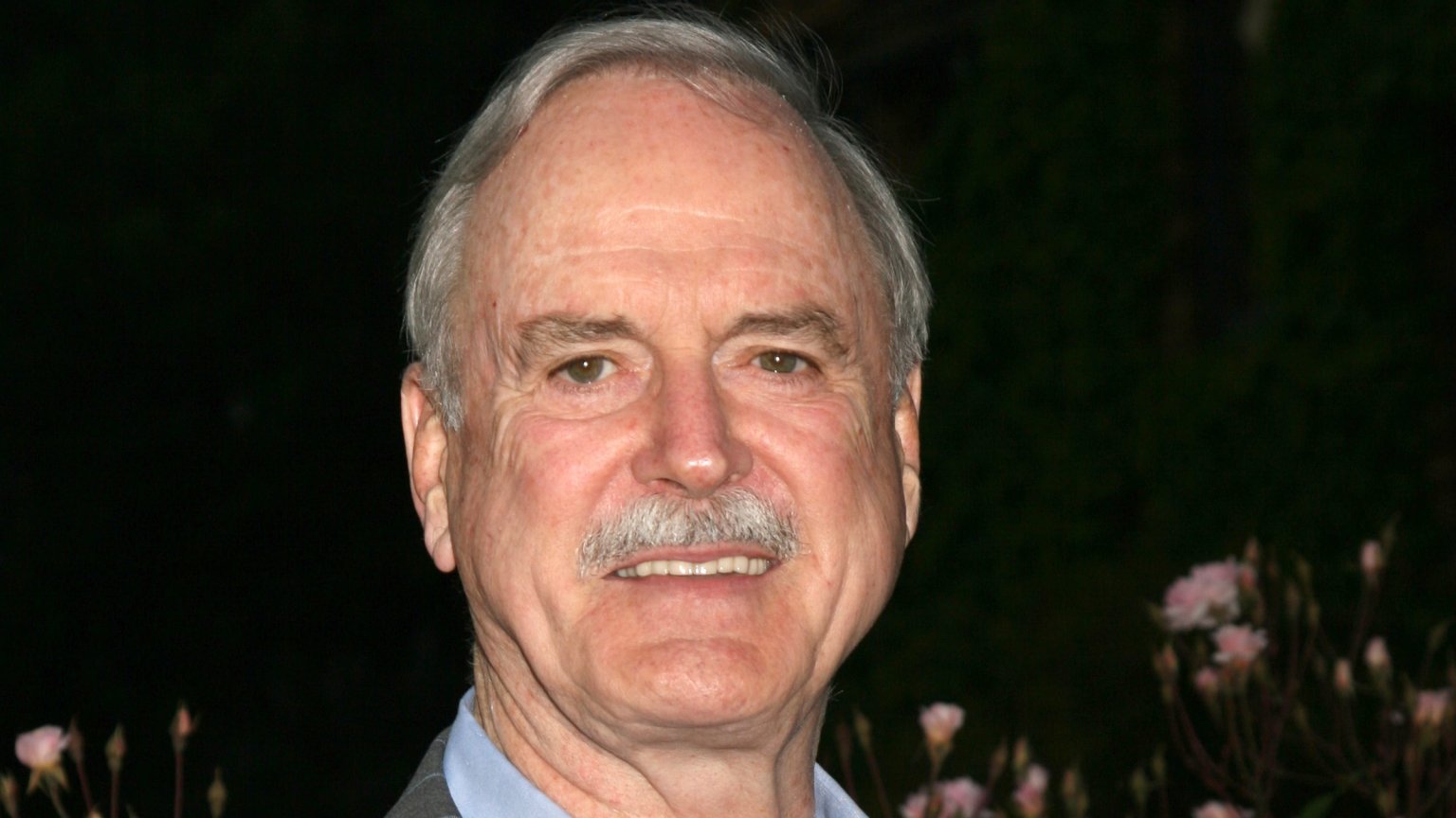 Haast Onthoofde Henk-acteur John Cleese verdedigt J.K. Rowling na controversiële uitspraken
