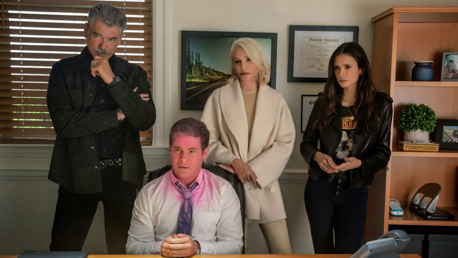 Netflix onthult de trailer van nieuwe actiekomedie met Pierce Brosnan