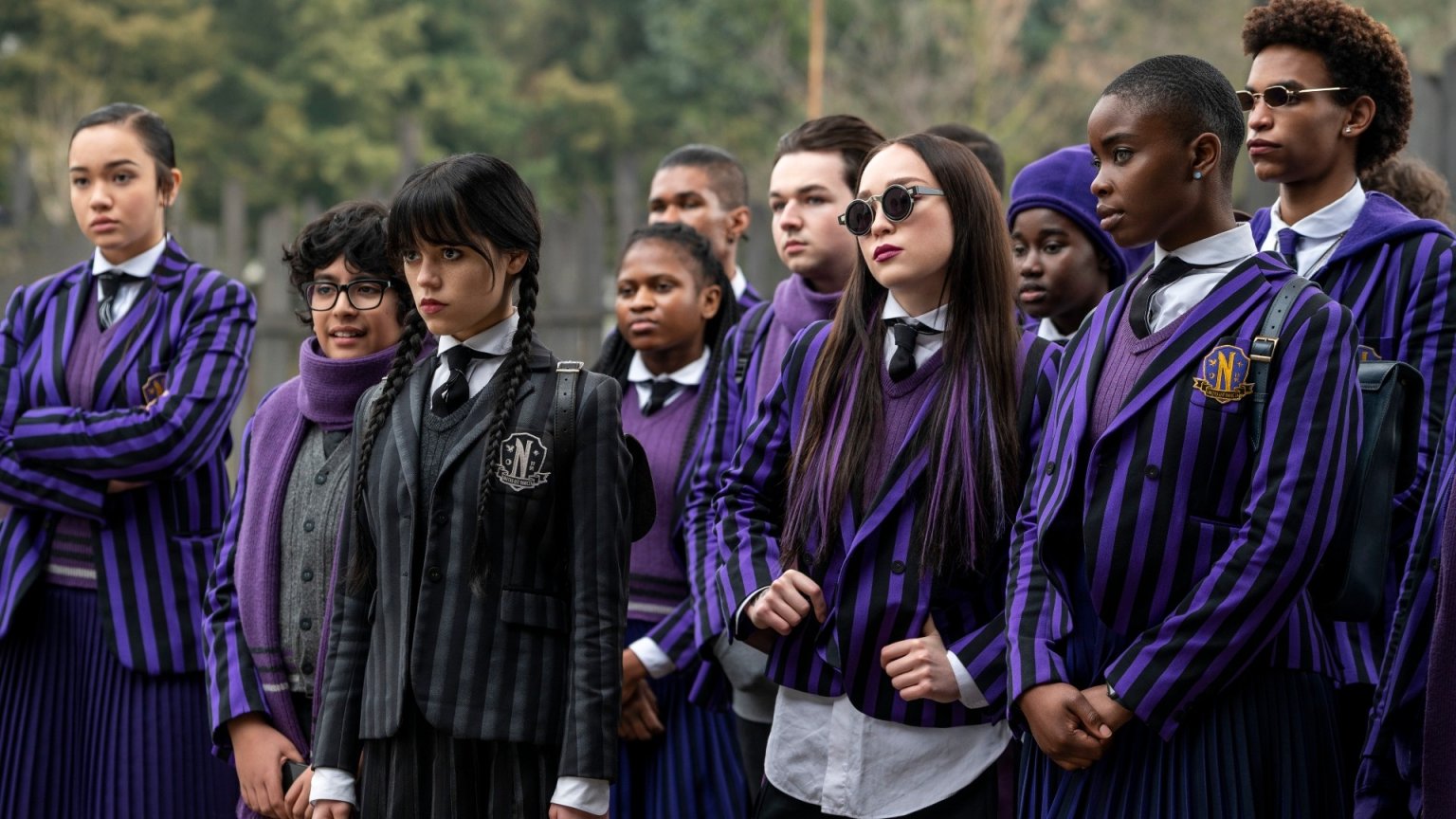 Jenna Ortega en andere 'Wednesday'-sterren praten in online Netflix-special over seriesucces