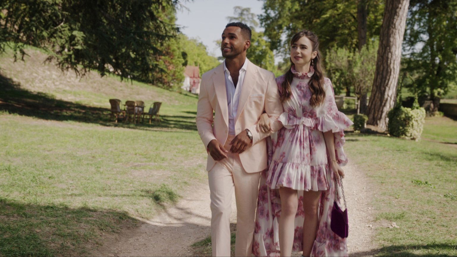 Lily Collins hint naar onverwachte wendingen in seizoen 4 Netflix-hit 'Emily in Paris'