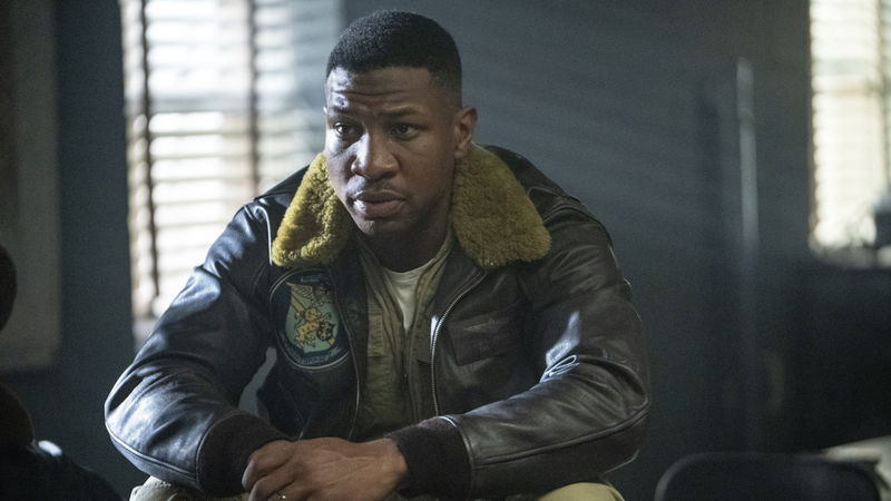 Jonathan Majors in 'Devotion'. Afbeelding via TMDb.