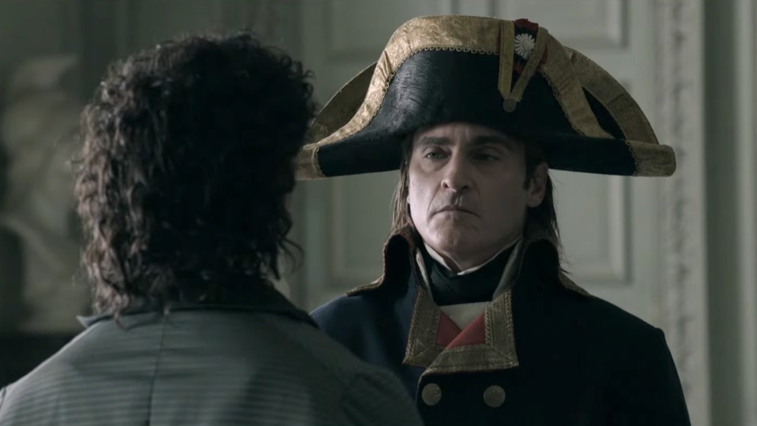Joaquin Phoenix is een meedogenloze generaal in de trailer van Ridley Scotts 'Napoleon'