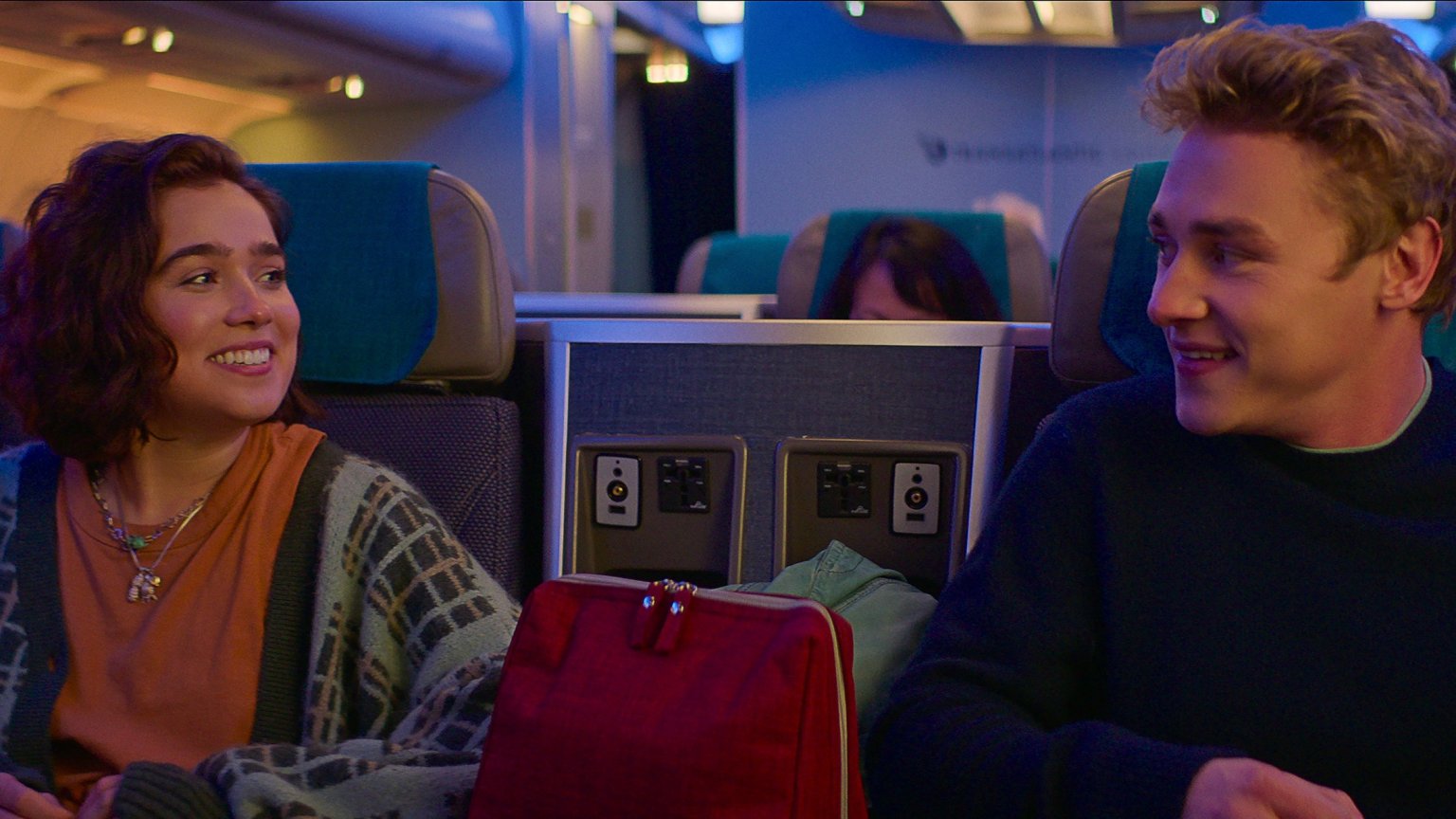 Het is 'Love at First Sight' in de romantische trailer van nieuwe Netflix-film