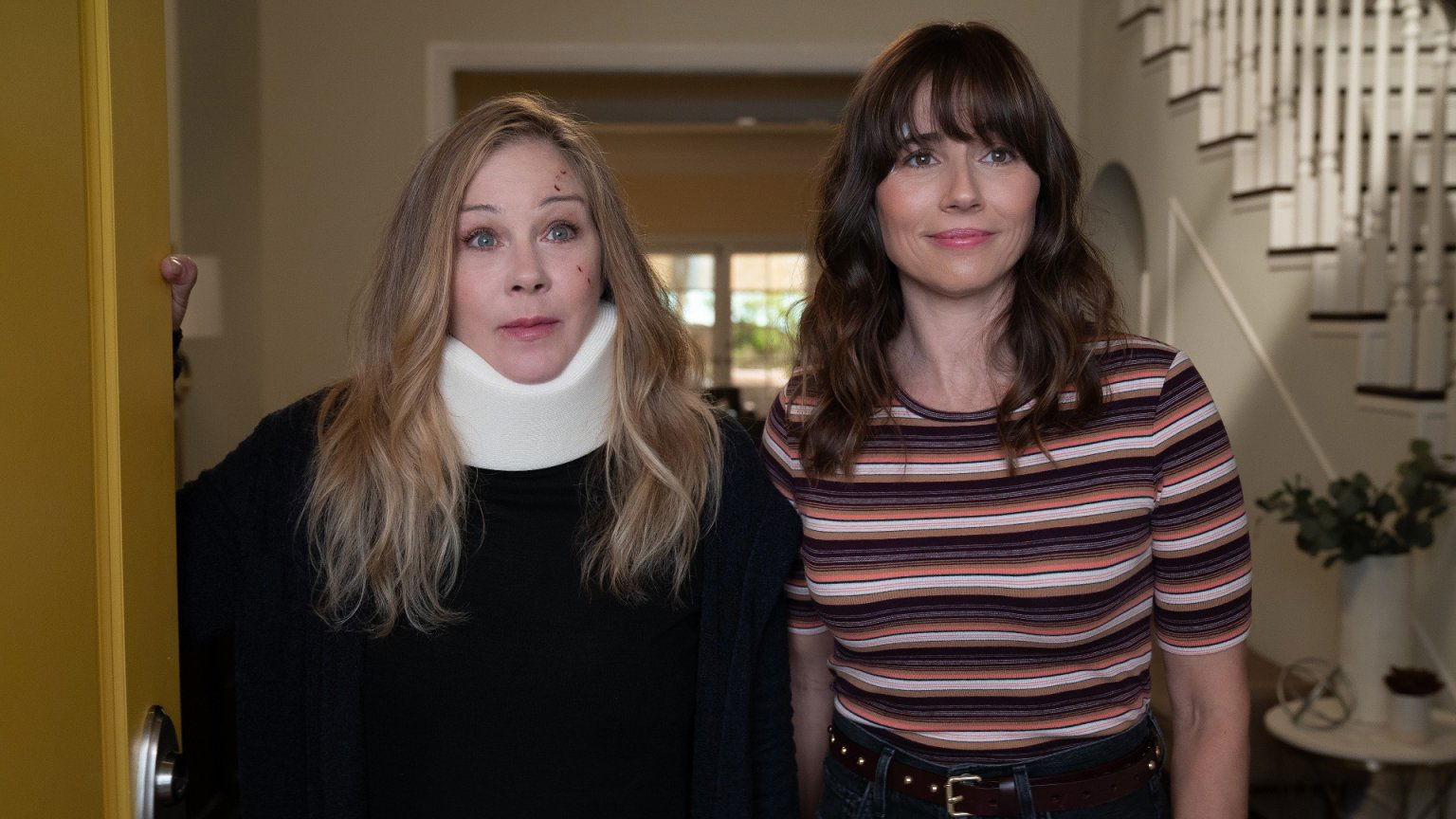 Het open einde van Netflix-serie 'Dead to Me' was volgens de showrunner volkomen 'opzettelijk'