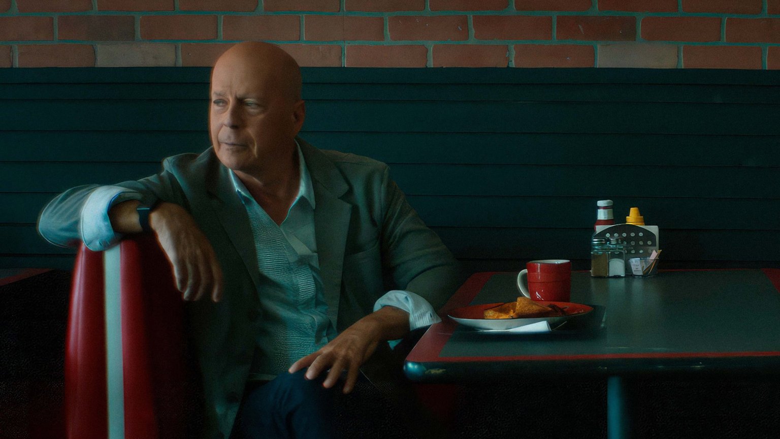 Bruce Willis leidt een militaire operatie in de trailer van zijn laatste film: 'Assassin'