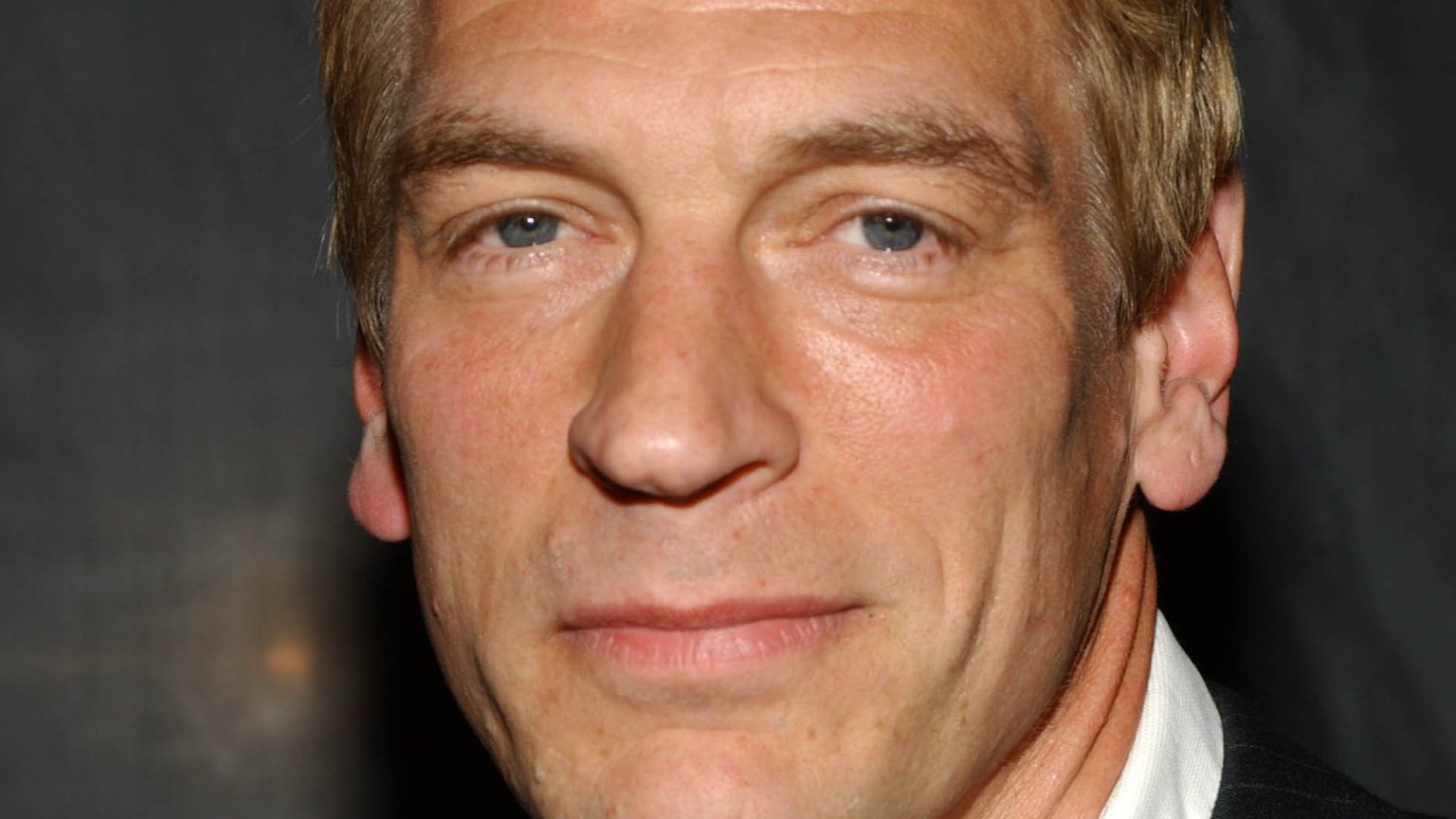 Problemen bij vaststellen doodsoorzaak Julian Sands: 'Gebeurt in dit soort situaties vaker'