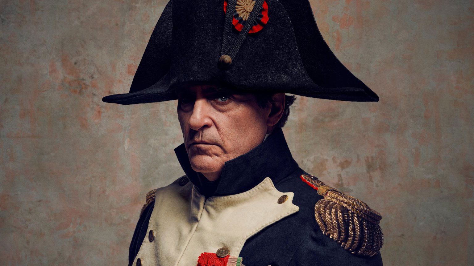 Nieuwe foto onthuld van Joaquin Phoenix als Napoleon Bonaparte