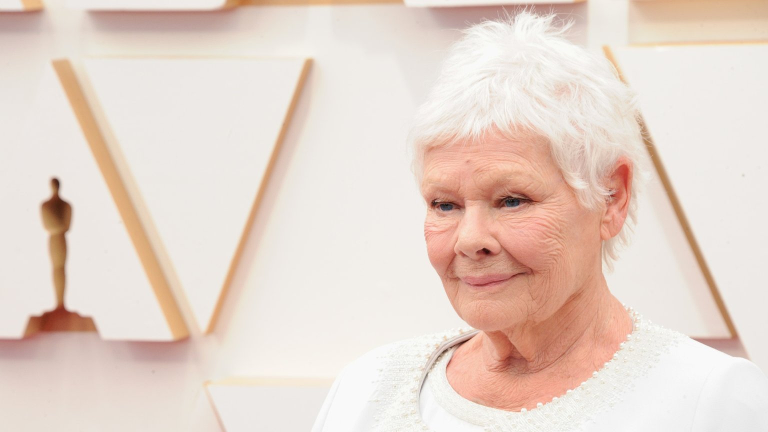 Zicht van actrice Judi Dench (88) enorm verslechterd: 'Zie niets meer op de set'