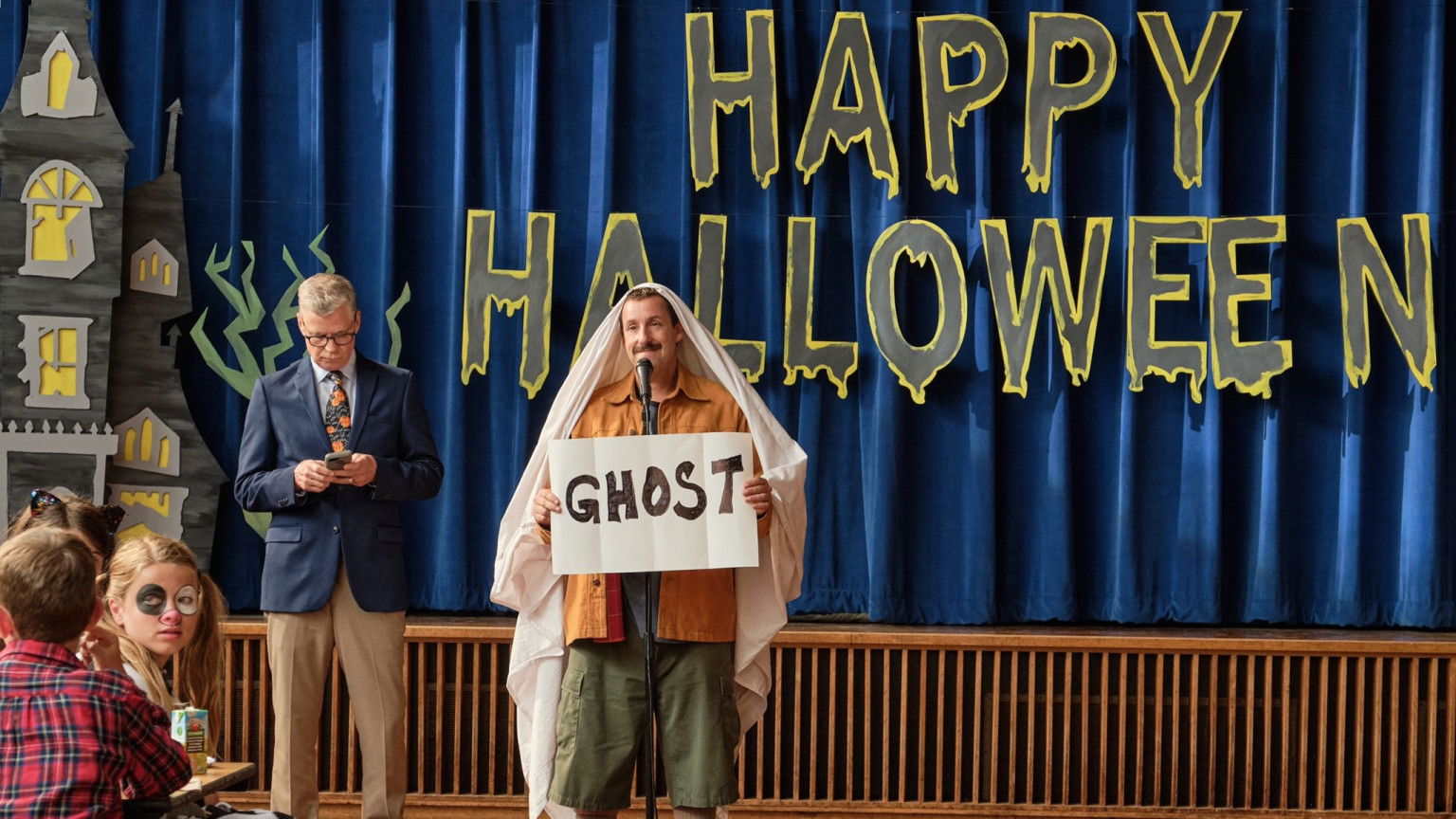Adam Sandler redt Halloween in de nieuwe Netflix-komedie 'Hubie Halloween'