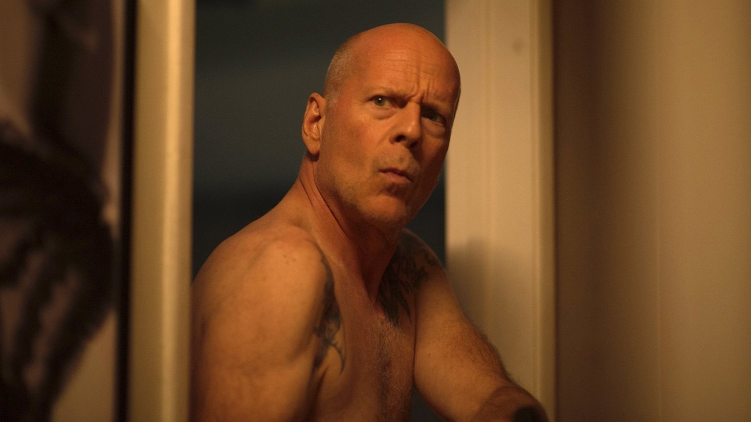 Bruce Willis verrast op Netflix met komische misdaadfilm
