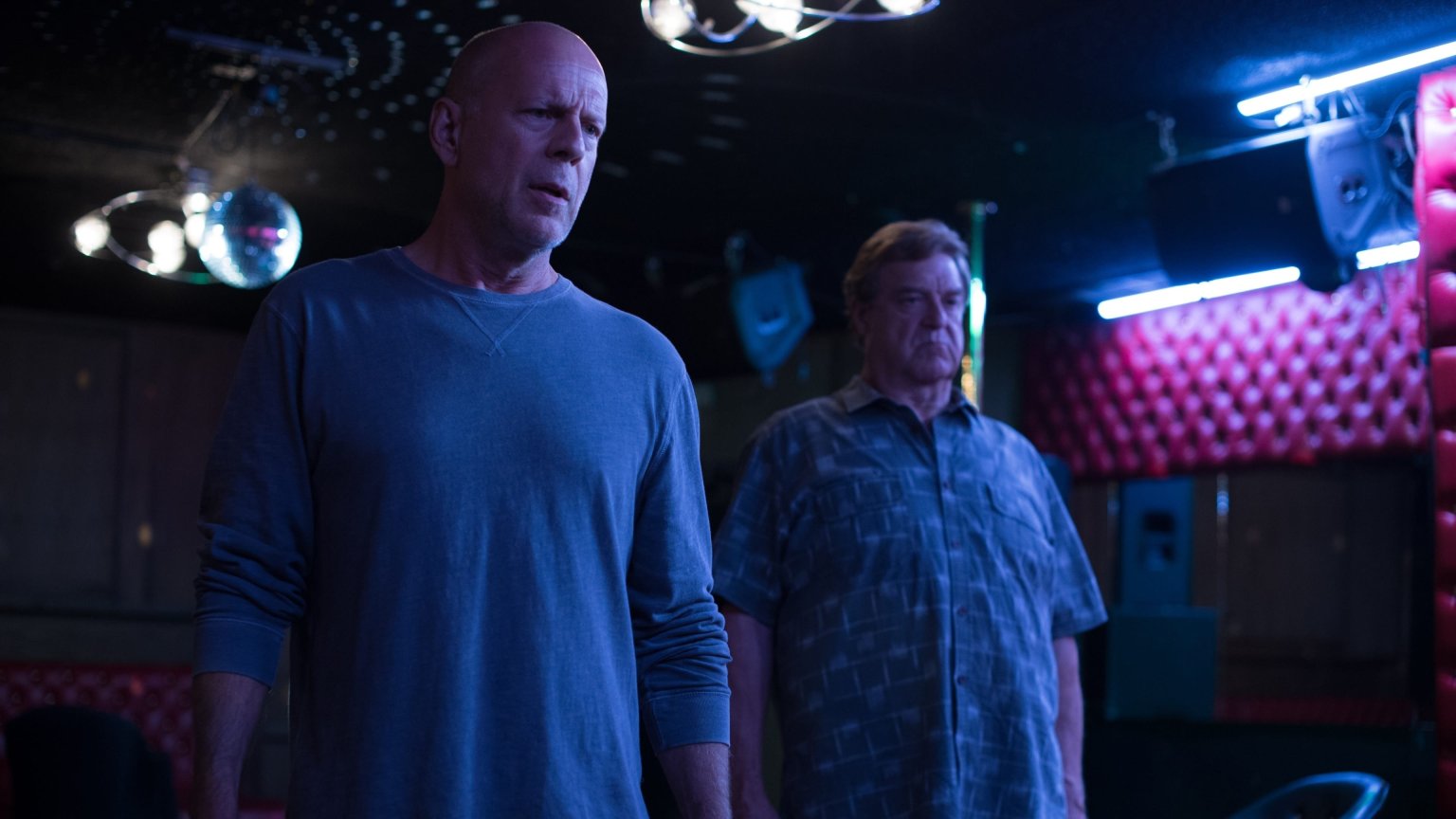 Kijkers genieten massaal van Bruce Willis (én Jason Momoa) in actiefilm op Netflix