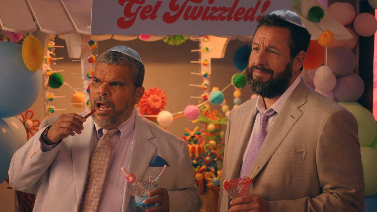 Schot in de roos voor luchtige Netflix-komedie met Adam Sandler: 'Hilarisch!'