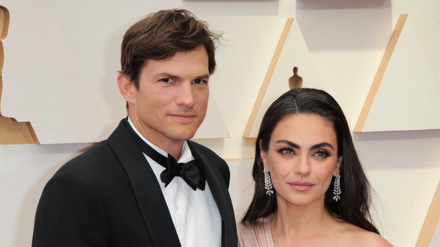 Ashton Kutcher en Mila Kunis bieden excuses aan na publieke steunbetuiging Danny Masterson