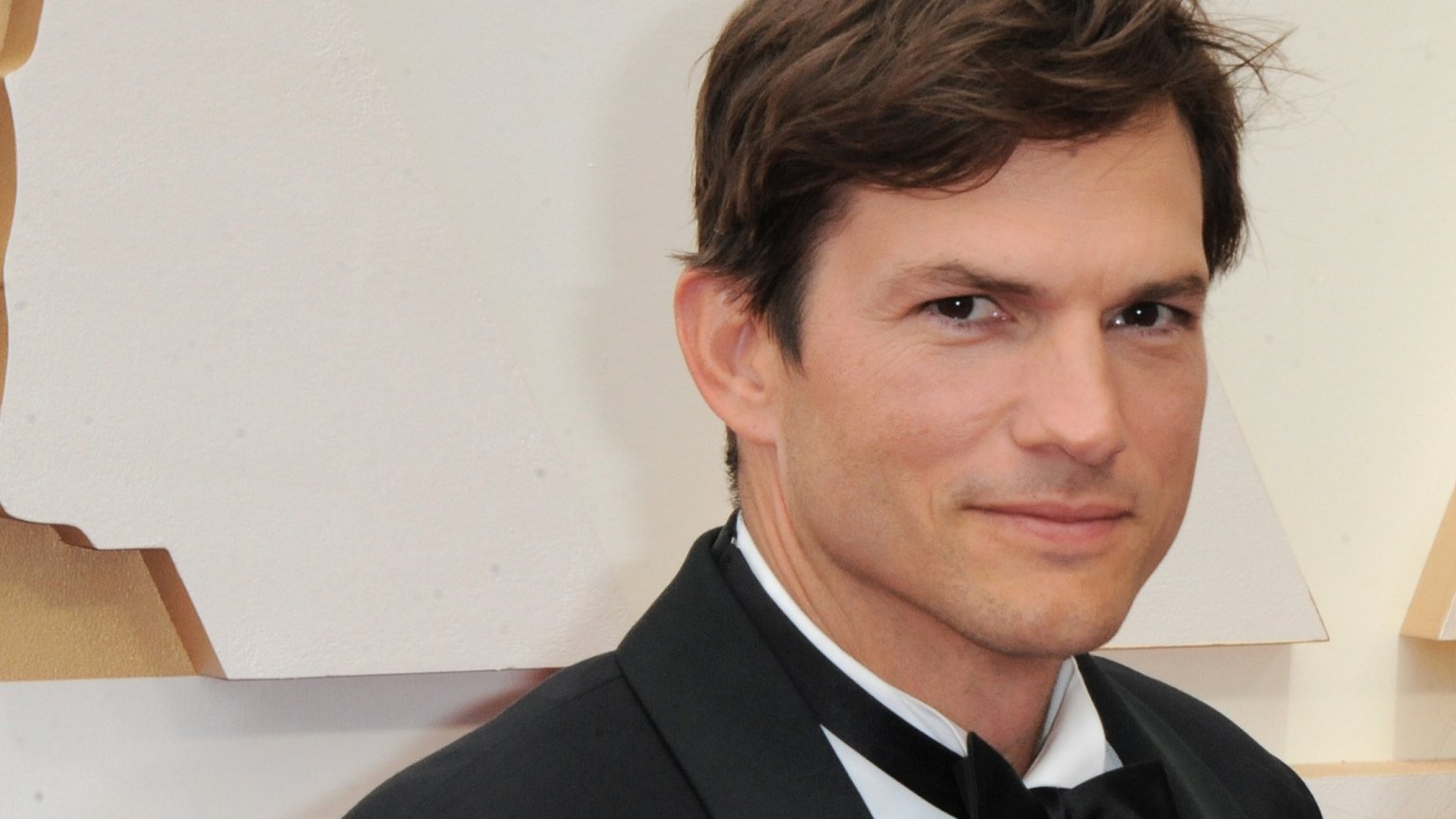 Ashton Kutcher treedt af als voorzitter van organisatie tegen kindermisbruik na steun aan Danny Masterson