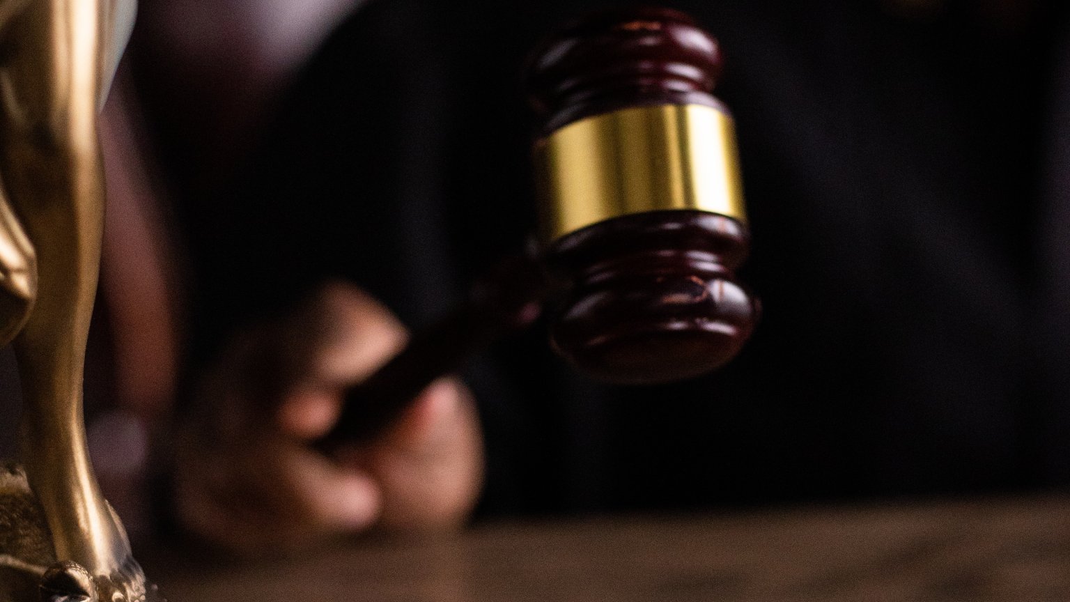 Schrijvers en regisseurs komen met uniek veilingaanbod om staking te steunen