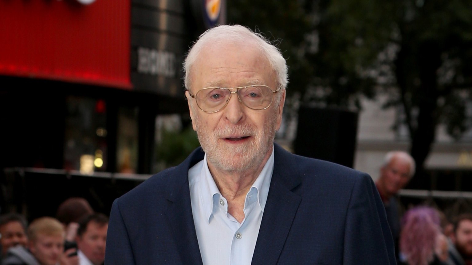 Oscarwinnaar Michael Caine (90) kondigt pensioen aan: 'Ik kan niet meer normaal lopen'