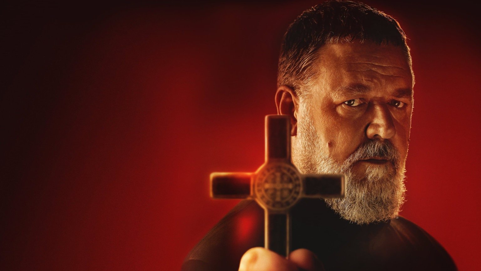 Horrorfilm 'The Pope's Exorcist' met Russell Crowe komt naar Netflix