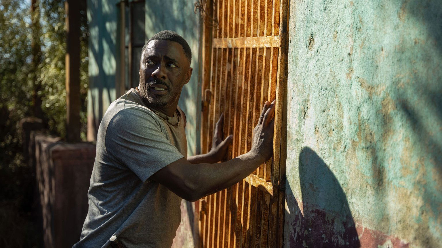 Idris Elba was een jaar in therapie vanwege werkdrukte: 'Word beloond voor ongezonde inspanningen'