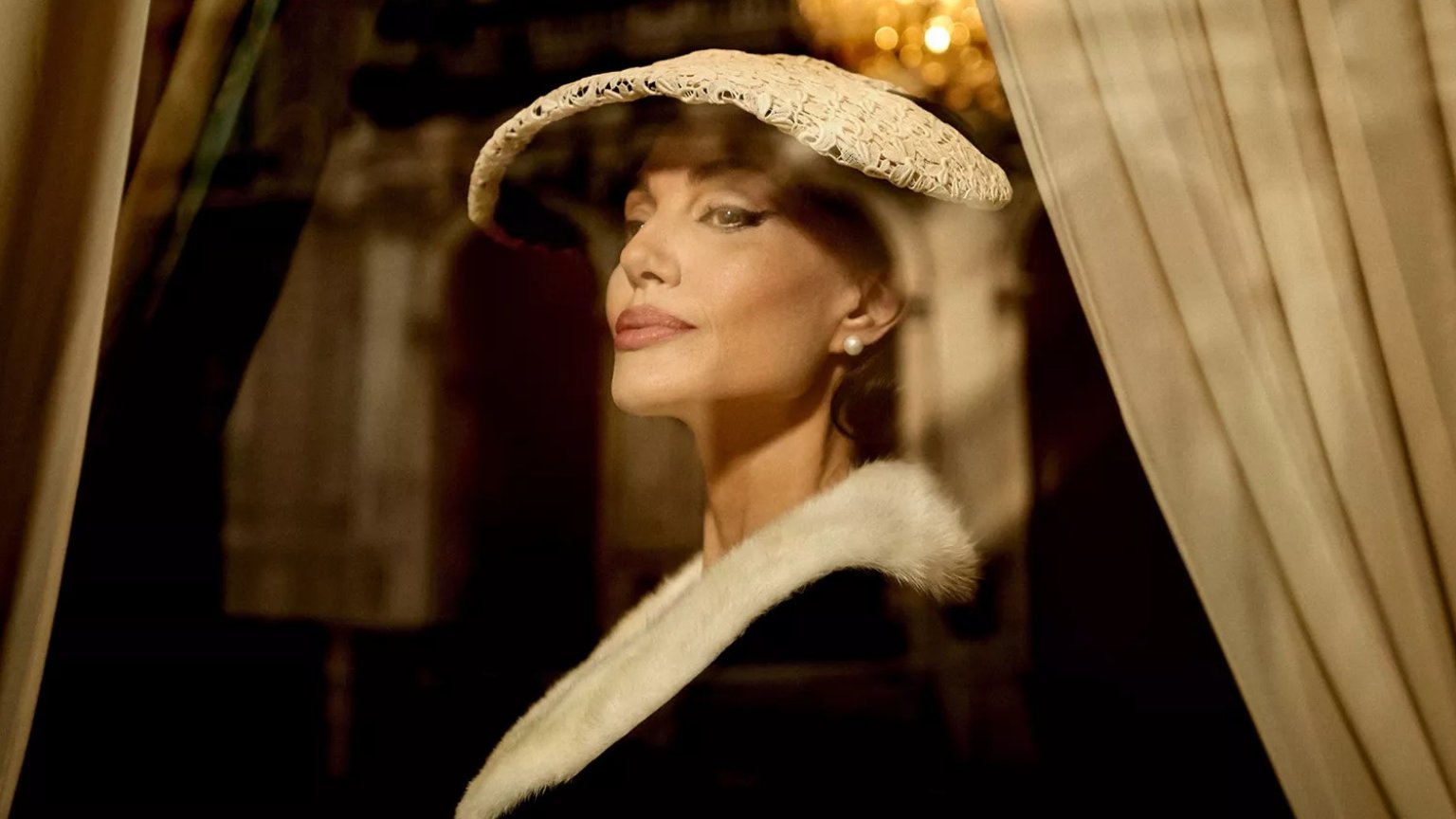 Angelina Jolie speelt operazangeres Maria Callas in nieuwe film 'Maria', eerste beelden nu te zien