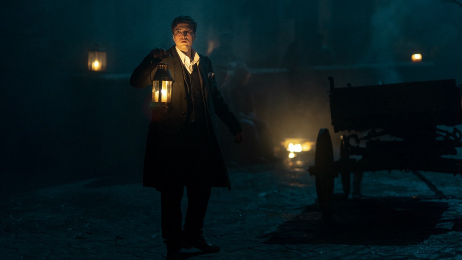 Twee artsen houden een verboden experiment in nieuwe fantasyserie van Netflix